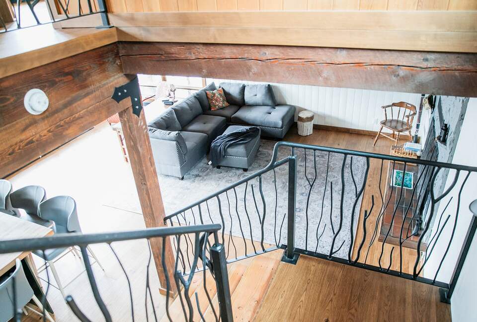 Tranquil Two-Level Retreat on the Shores of Tappen - Tappen, Canada