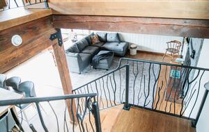 Tranquil Two-Level Retreat on the Shores of Tappen - Tappen, Canada