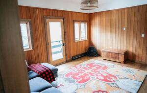 Tranquil Two-Level Retreat on the Shores of Tappen - Tappen, Canada