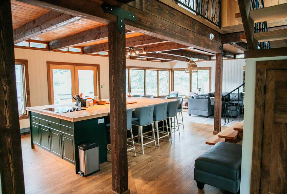Tranquil Two-Level Retreat on the Shores of Tappen - Tappen, Canada