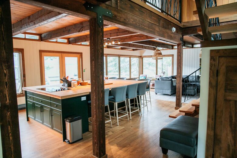 Tranquil Two-Level Retreat on the Shores of Tappen - Tappen, Canada