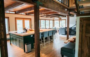 Tranquil Two-Level Retreat on the Shores of Tappen - Tappen, Canada