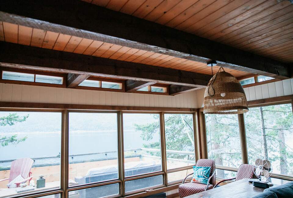 Tranquil Two-Level Retreat on the Shores of Tappen - Tappen, Canada