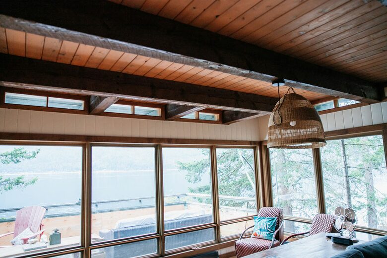 Tranquil Two-Level Retreat on the Shores of Tappen - Tappen, Canada