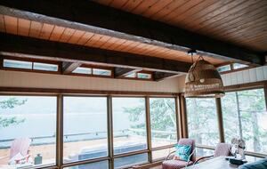 Tranquil Two-Level Retreat on the Shores of Tappen - Tappen, Canada