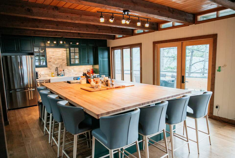 Tranquil Two-Level Retreat on the Shores of Tappen - Tappen, Canada