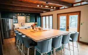 Tranquil Two-Level Retreat on the Shores of Tappen - Tappen, Canada