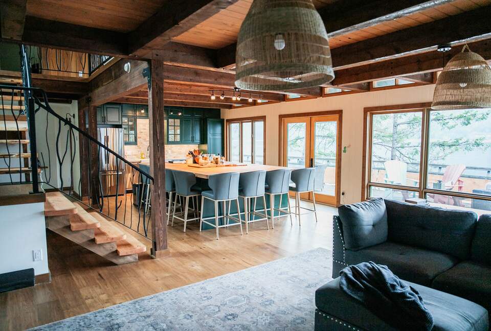 Tranquil Two-Level Retreat on the Shores of Tappen - Tappen, Canada