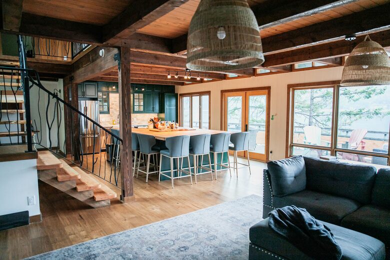 Tranquil Two-Level Retreat on the Shores of Tappen - Tappen, Canada