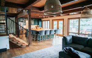 Tranquil Two-Level Retreat on the Shores of Tappen - Tappen, Canada