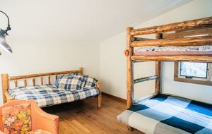 Tranquil Two-Level Retreat on the Shores of Tappen - Tappen, Canada