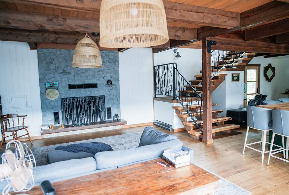 Tranquil Two-Level Retreat on the Shores of Tappen - Tappen, Canada