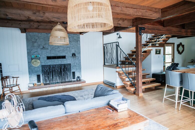 Tranquil Two-Level Retreat on the Shores of Tappen - Tappen, Canada