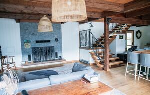 Tranquil Two-Level Retreat on the Shores of Tappen - Tappen, Canada