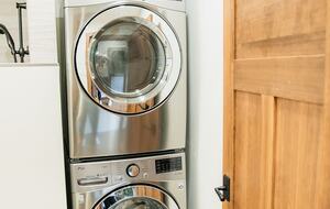 Tranquil Two-Level Retreat on the Shores of Tappen - Tappen, Canada