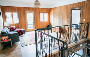 Tranquil Two-Level Retreat on the Shores of Tappen - Tappen, Canada