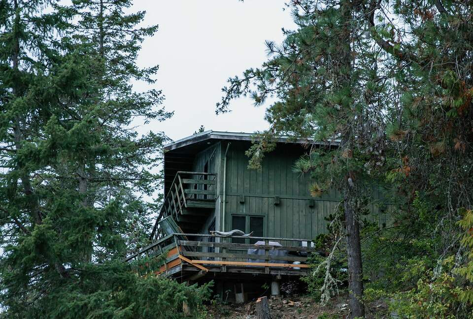 Tranquil Two-Level Retreat on the Shores of Tappen - Tappen, Canada