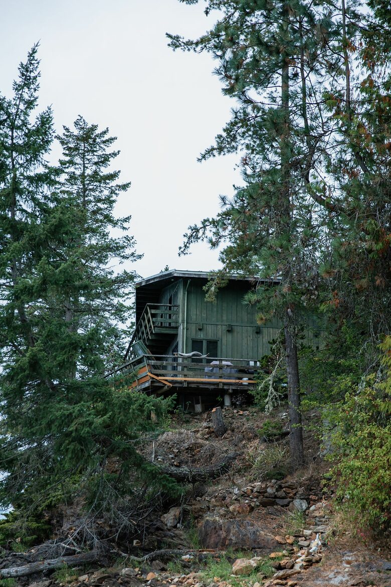 Tranquil Two-Level Retreat on the Shores of Tappen - Tappen, Canada