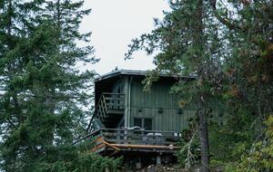 Tranquil Two-Level Retreat on the Shores of Tappen - Tappen, Canada