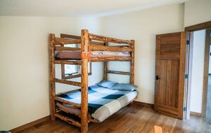 Tranquil Two-Level Retreat on the Shores of Tappen - Tappen, Canada