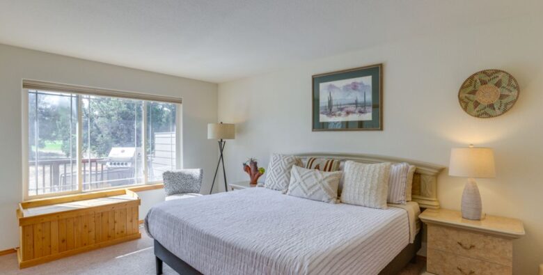 upper level- bedroom 1 with king bed