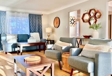 Peaceful Twin Lakes Waterfront Retreat Near Minneapolis - Minneapolis, Minnesota