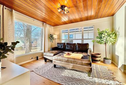 Peaceful Twin Lakes Waterfront Retreat Near Minneapolis - Minneapolis, Minnesota