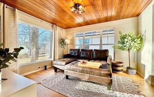 Peaceful Twin Lakes Waterfront Retreat Near Minneapolis - Minneapolis, Minnesota