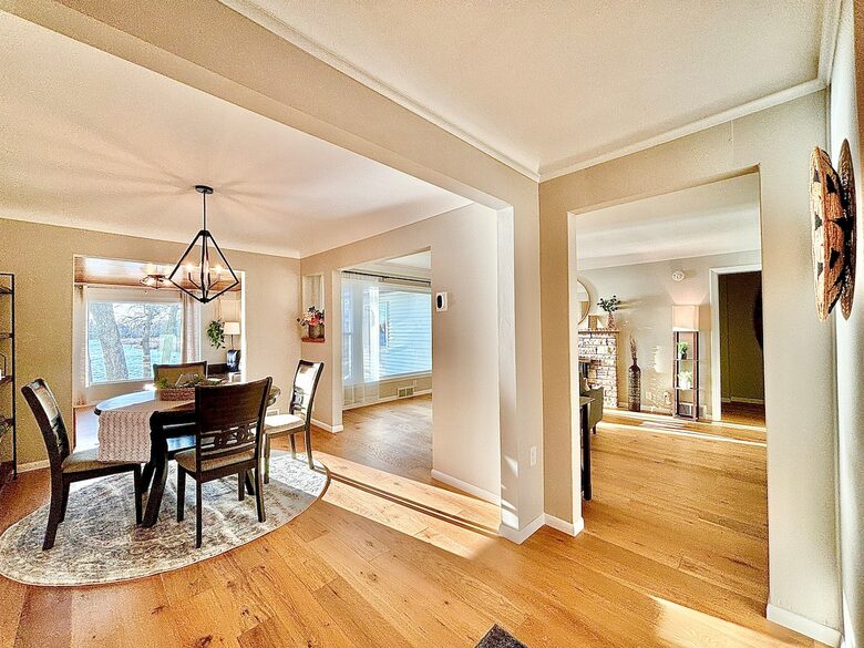 Peaceful Twin Lakes Waterfront Retreat Near Minneapolis - Minneapolis, Minnesota