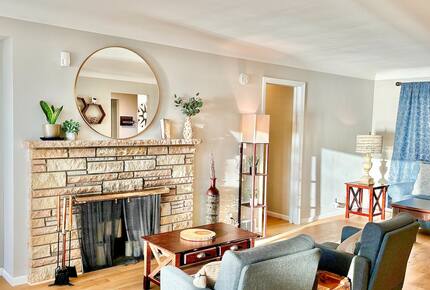 Peaceful Twin Lakes Waterfront Retreat Near Minneapolis - Minneapolis, Minnesota