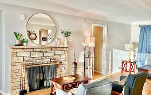 Peaceful Twin Lakes Waterfront Retreat Near Minneapolis - Minneapolis, Minnesota