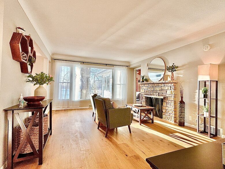 Peaceful Twin Lakes Waterfront Retreat Near Minneapolis - Minneapolis, Minnesota