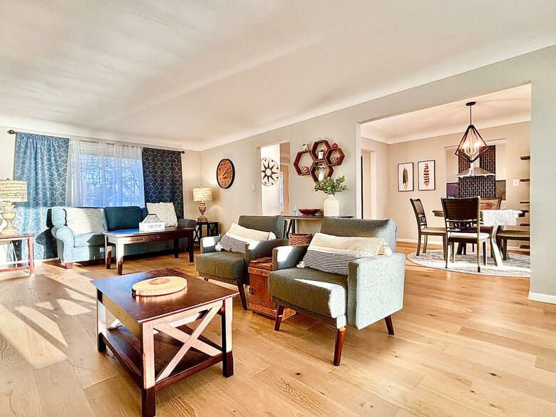 Peaceful Twin Lakes Waterfront Retreat Near Minneapolis - Minneapolis, Minnesota