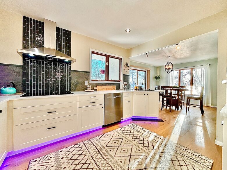 Peaceful Twin Lakes Waterfront Retreat Near Minneapolis - Minneapolis, Minnesota