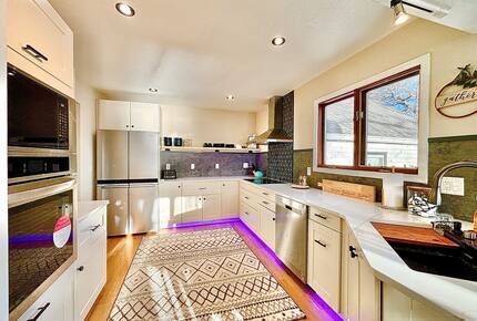 Peaceful Twin Lakes Waterfront Retreat Near Minneapolis - Minneapolis, Minnesota