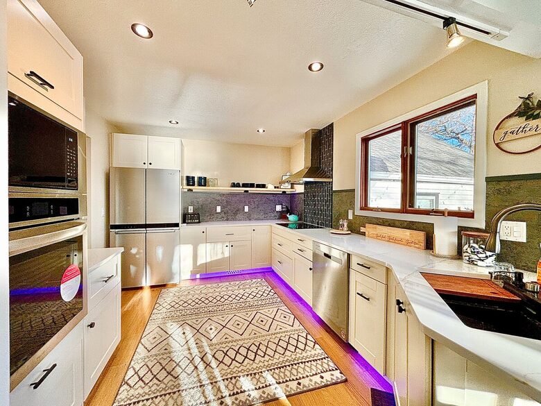 Peaceful Twin Lakes Waterfront Retreat Near Minneapolis - Minneapolis, Minnesota