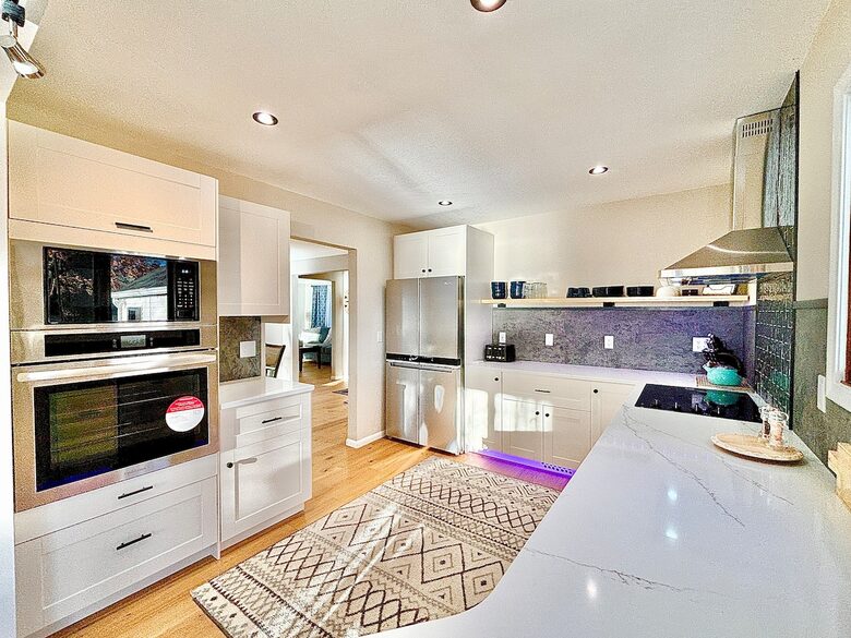 Peaceful Twin Lakes Waterfront Retreat Near Minneapolis - Minneapolis, Minnesota