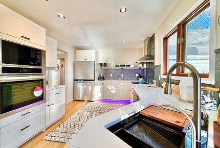 Peaceful Twin Lakes Waterfront Retreat Near Minneapolis - Minneapolis, Minnesota