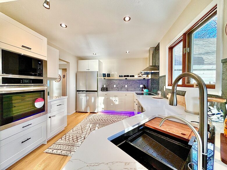 Peaceful Twin Lakes Waterfront Retreat Near Minneapolis - Minneapolis, Minnesota