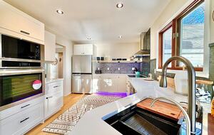 Peaceful Twin Lakes Waterfront Retreat Near Minneapolis - Minneapolis, Minnesota