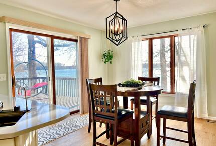 Peaceful Twin Lakes Waterfront Retreat Near Minneapolis - Minneapolis, Minnesota