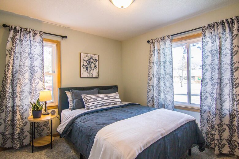 Peaceful Twin Lakes Waterfront Retreat Near Minneapolis - Minneapolis, Minnesota