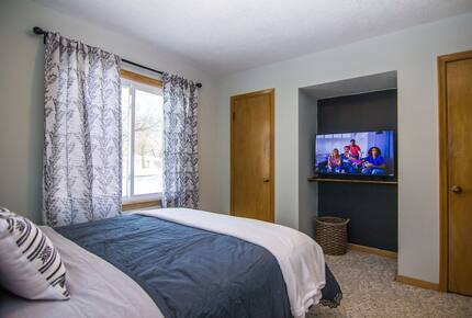 Peaceful Twin Lakes Waterfront Retreat Near Minneapolis - Minneapolis, Minnesota