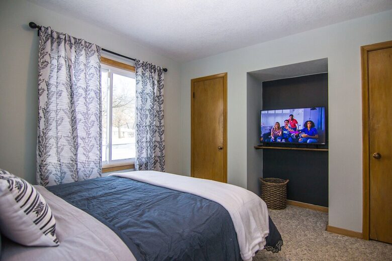 Peaceful Twin Lakes Waterfront Retreat Near Minneapolis - Minneapolis, Minnesota