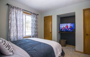 Peaceful Twin Lakes Waterfront Retreat Near Minneapolis - Minneapolis, Minnesota