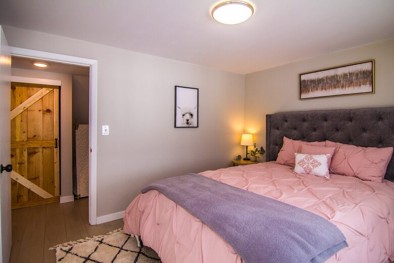 Peaceful Twin Lakes Waterfront Retreat Near Minneapolis - Minneapolis, Minnesota