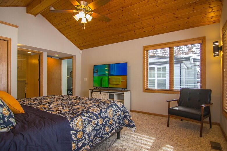 Peaceful Twin Lakes Waterfront Retreat Near Minneapolis - Minneapolis, Minnesota