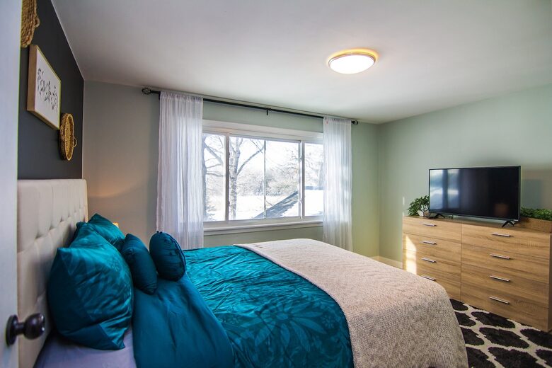 Peaceful Twin Lakes Waterfront Retreat Near Minneapolis - Minneapolis, Minnesota