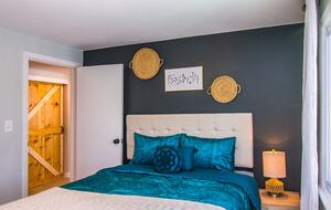 Peaceful Twin Lakes Waterfront Retreat Near Minneapolis - Minneapolis, Minnesota