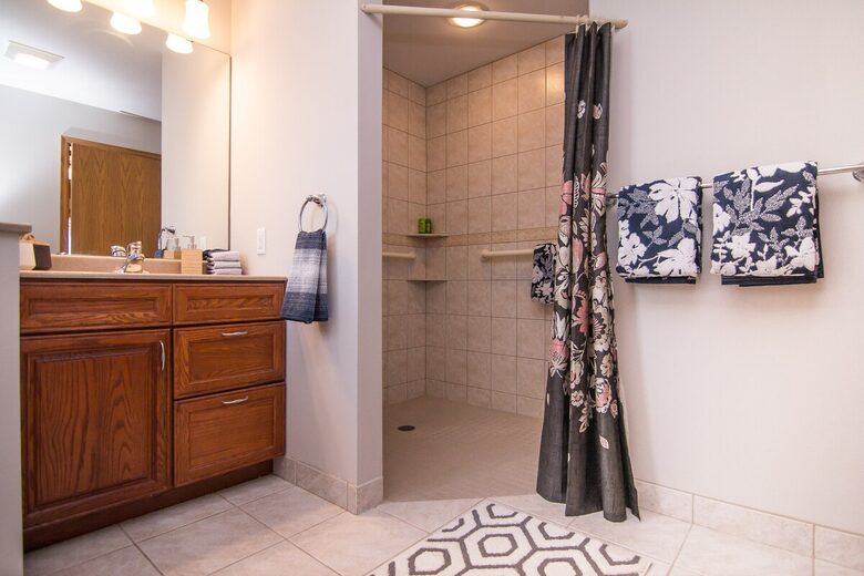 Peaceful Twin Lakes Waterfront Retreat Near Minneapolis - Minneapolis, Minnesota